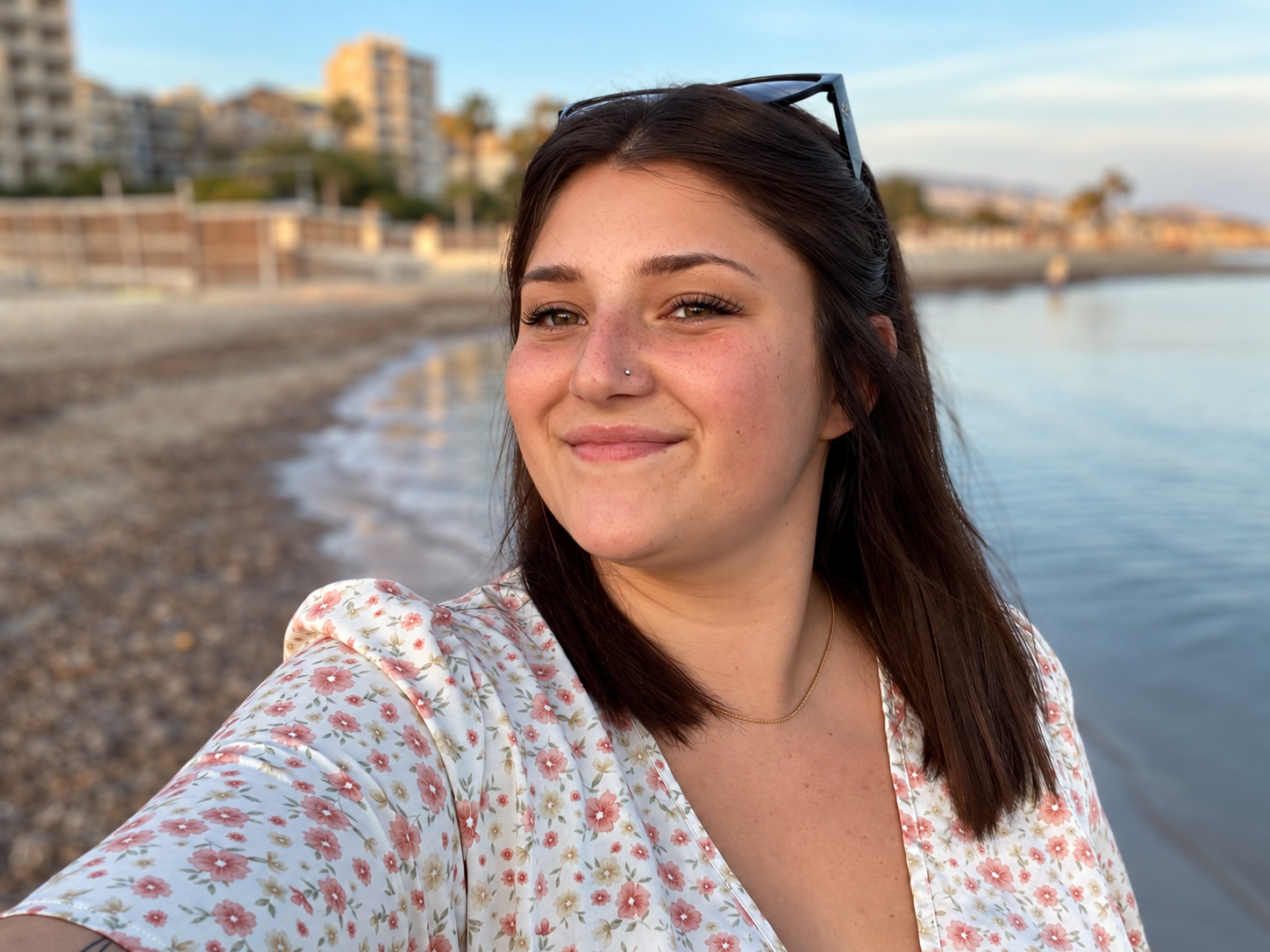 Portrait au bord de la mer avec une mise en beauté des cils